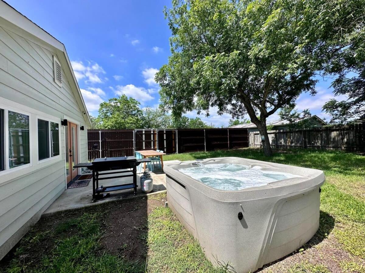 2 Kings Hot Tub Modern Cottage Hill Country Blanco Exterior foto